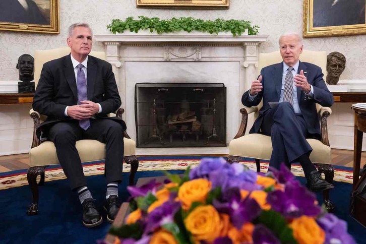 El líder de la mayoría republicana en la Cámara de Representantes, Kevin McCarthy, y el presidente de EEUU, Joe Biden, en un encuentro en la Casa Blanca el pasado lunes.