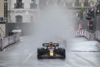 Max Verstappen, en plena carrera, dejando tras de sí una tremenda cortina de agua.