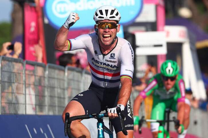 Mark Cavendish celebra la victoria en su último sprint en el Giro.