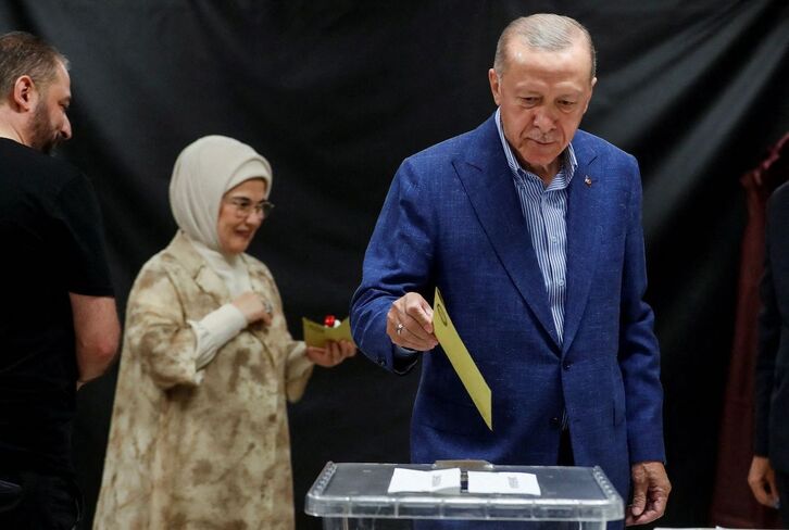Recep Tayyip Erdogan deposita su voto en un colegio electoral de Estambul.