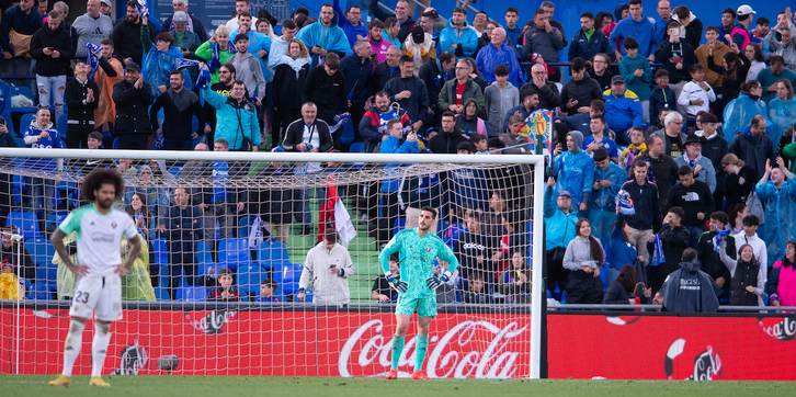 Sergio Herrera cabizbajo, junto a Ariadne, tras encajar el Getafe el gol de la victoria