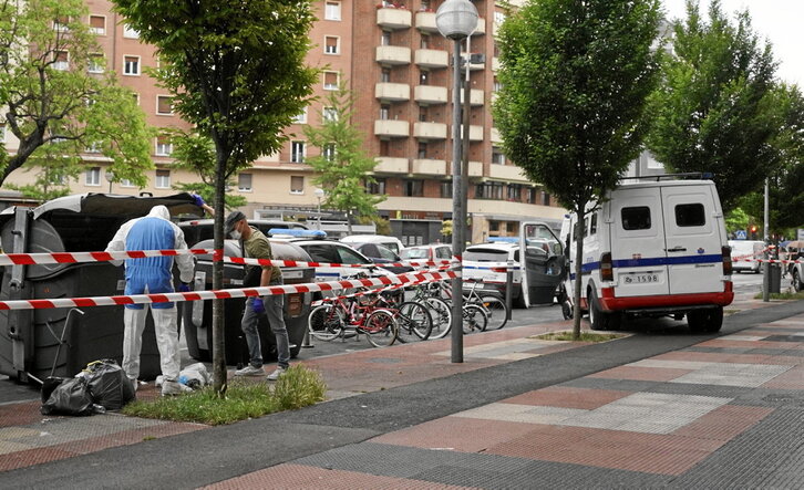 Investigadores de la Ertzaintza buscan pruebas en las inmediaciones del lugar de los hechos.