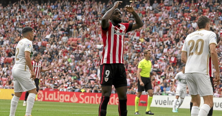 Iñaki Williams se lamenta tras desperdiciar una ocasión de gol.