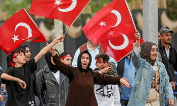 Seguidores de Erdogan caminan hacia el palacio presidencial para escuchar su «discurso del balcón».