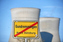 Cartel que marca el límite de la localidad de Gundremmingen, en Baviera, frente a las torres de refrigeración de la planta nuclear homónima.