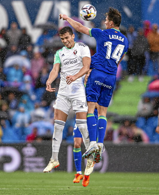 Lucas Torró pugna un balón aéreo con el autor del primer gol azulón, Latasa.