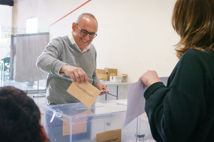 Ramiro González, candidato del PNV a la reelección, deposita su voto esta mañana.