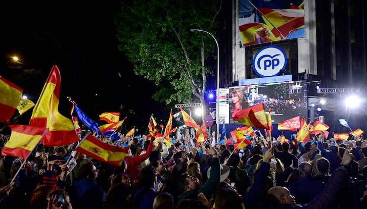 Votantes del PP celebran el triunfo en Madrid.