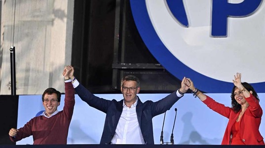 El alcalde de Madrid, José Luis Martínez Almeida, el presidente del PP, Alberto Núñez Feijóo, y la presidenta de Madrid, Isabel Díaz Ayuso, celebran sus resultados.
