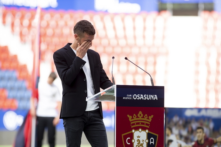 Sanjurjo no pudo contener las lágrimas en la despedida del club de su vida, Osasuna.