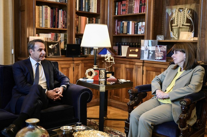 La presidenta griega Katerina Sakellaropoulou en una reunión con el primer ministro Kyriakos Mitsotakis, la semana pasada.