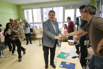 Juan Mari Aburto saluda apoderados del PNV en un colegio electoral de Deustu.