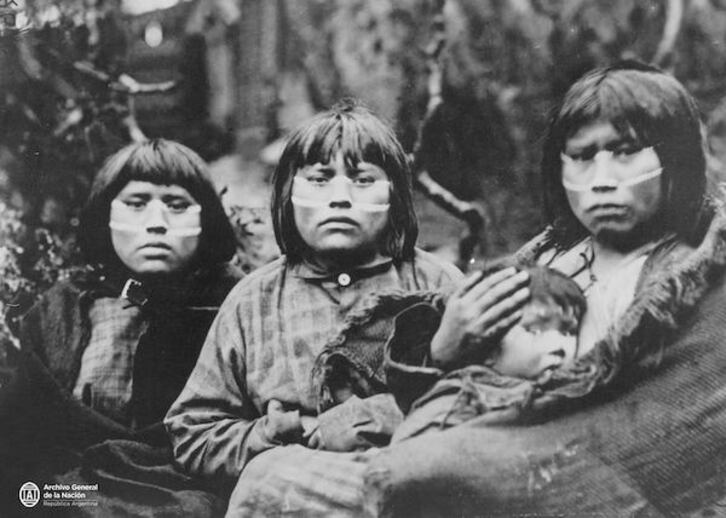 Yagan komunitateko lau kide.