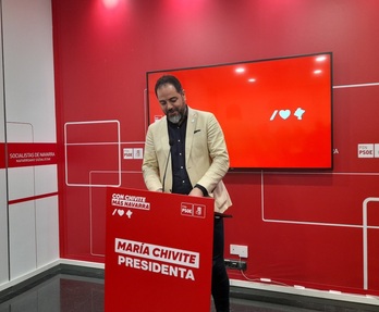 Ramón Alzórriz, secretario de Organización del PSN, en su comparecencia de hoy en Iruñea.