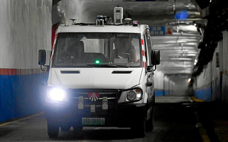 Un automóvil guiado por control remoto circula bajo tierra en la mina de carbón Xiaobaodang, cerca de Yulin, en la provincia norteña de Shaanxi, en China. Gracias a la tecnología de Huawei, se han reducido los trabajos más peligrosos.