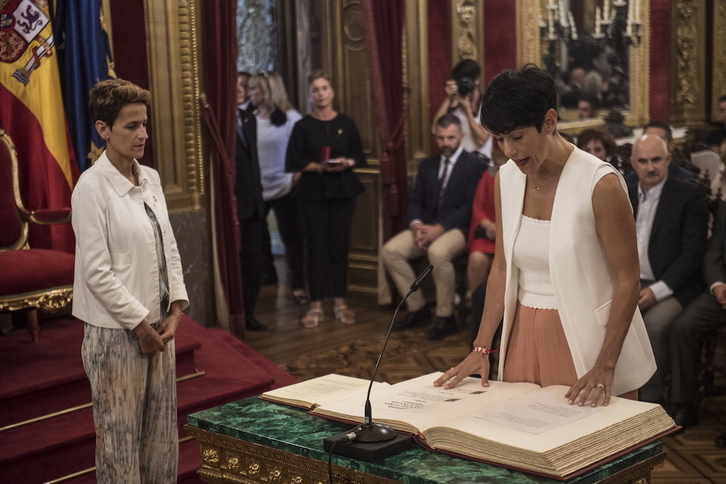 Elma Saiz jura como consejera del Gobierno de Nafarroa frente a la mirada de Chivite, en 2019.