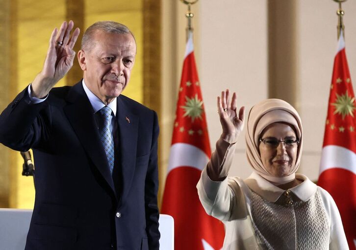 El presidente turco, Recep Tayyip Erdogan, y su esoposa, Ermine Erdogan, saludan tras el triunfo electoral.
