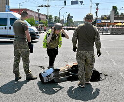Policías examinan los restos de un misil en Kiev.