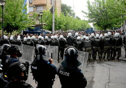 Policía kosovar y fuerzas de la KFOR, frente a manifestantes