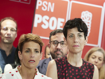 Elma Saiz (a la derecha), junto a María Chivite, en la noche de recuento electoral.