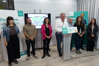 Joseba Asiron ha comparecido en la sede de EH Bildu arropado por los concejales que formarán este grupo municipal, ocho en total.