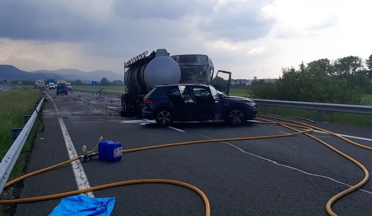 Un camión y dos vehículos han chocado en este punto de la A-1 con consecuencias trágicas.