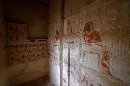 Las paredes de una antigua tumba recién descubierta están decoradas con pinturas en la necrópolis de Saqqara, al sur de El Cairo. 
