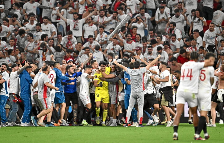 Jugadores y aficionados del Sevilla felicitan al héroe Bounou tras detener dos penaltis.