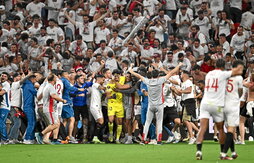 Jugadores y aficionados del Sevilla felicitan al héroe Bounou tras detener dos penaltis.