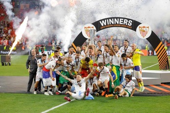 El Sevilla, con Mendilibar detrás, celebra la séptima Europa League.