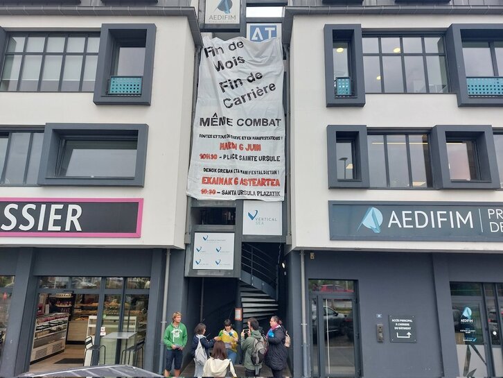 LAB, FSU y Solidaires han descolgado una pancarta en la fachada de la sede de la Medef, en Baiona, para apelar a la movilización del 6 de junio.