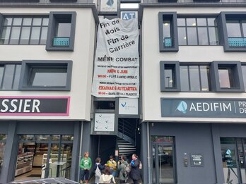 LAB, FSU y Solidaires han descolgado una pancarta en la fachada de la sede de la Medef, en Baiona, para apelar a la movilización del 6 de junio.