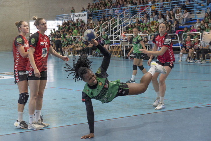 Lyndie Tchaptchet, desde los seis metros en el derbi frente al Zuazo. 