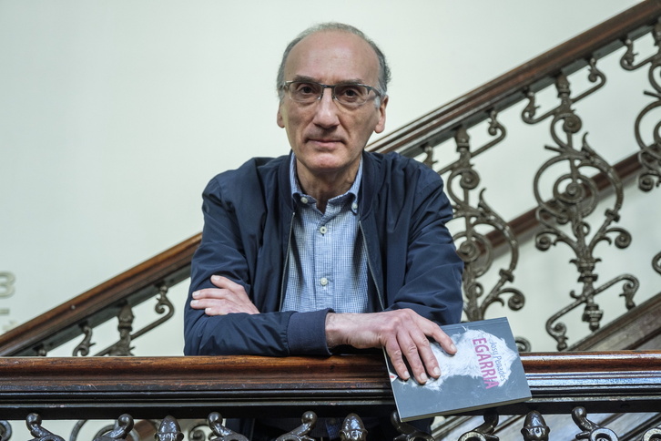 Josu Penades, ‘Egarria’ liburuaren ale bat eskuan duela.