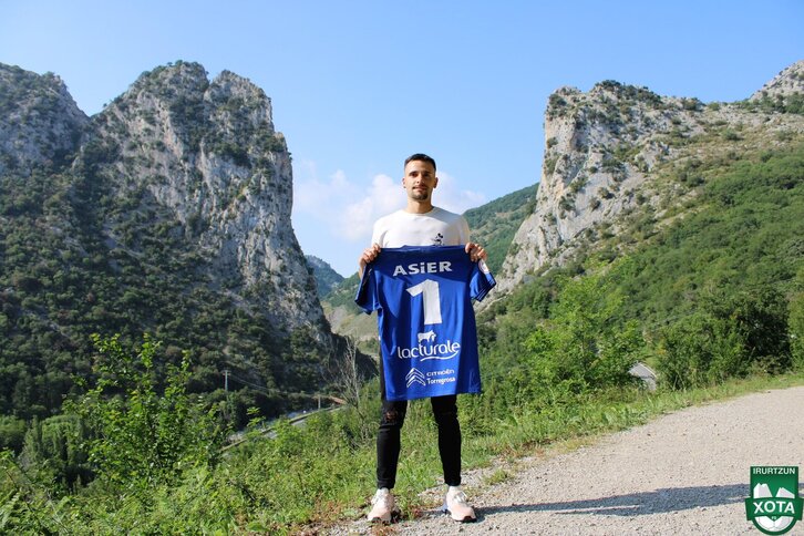 Asier Llamas posa con la camiseta del Xota.