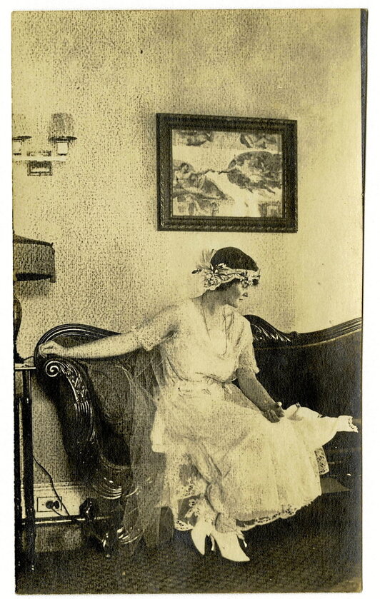 Hadley Richardson bere ezkontzako jantziarekin, 1921eko irailaren 3an.