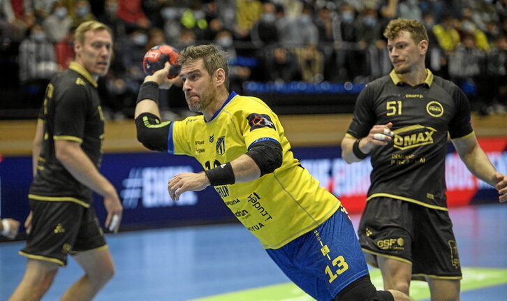 Julen Aginagalde, 13 zenbakia bizkarrean duela, Artalekun gol bat sartzeko prest. Bere ibilbidea Bidasoan, etxeko taldean, hasi eta bukatzeko aukera izan du.