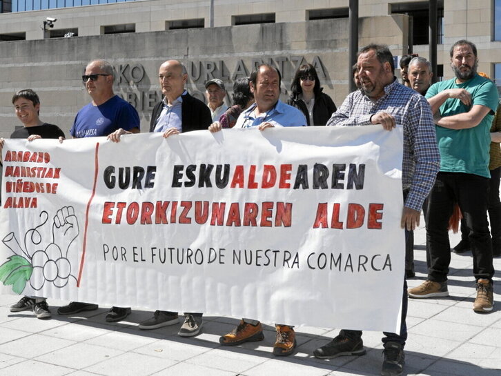 Concentración de los bodegueros de Rioja Alavesa ante la sede de Lakua el 21 de abril.