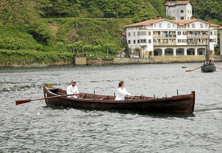 Albabolako bi kide, txokolatezko baleontziaren gainean, Pasaian.