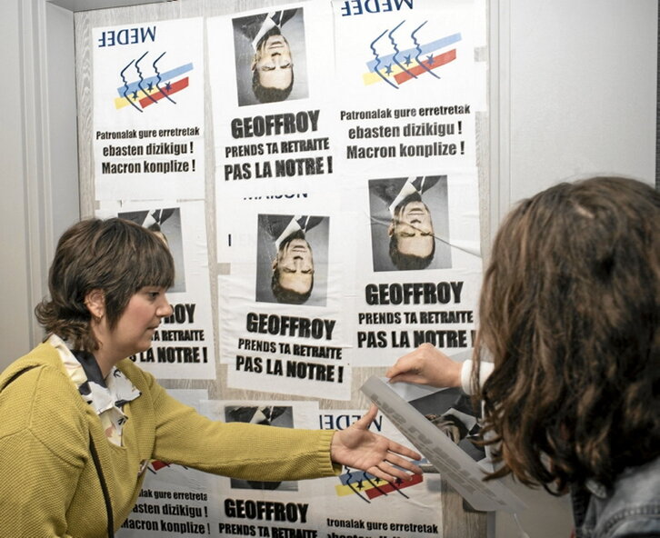 Pegada de carteles en el local de la Medef en Baiona.