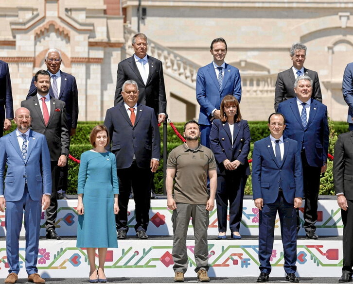Volodimir Zelenski, en el centro de la foto de familia de la cumbre de la CPE.