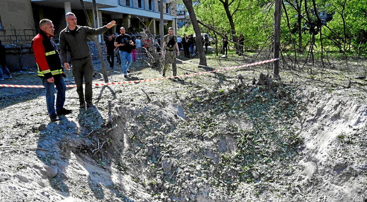 El alcalde de Kiev, Vitali Klitschko, ante un cráter causado por un misil ruso.