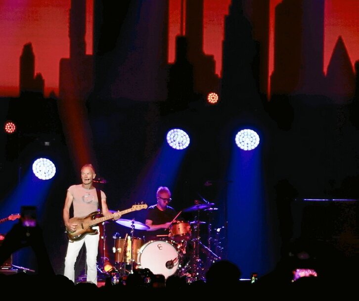 Un enérgico Sting iniciaba ayer su gira «My Song» e incluso tuvo ocasión para interactuar con el público del Bizkaia Arena que disfrutó del repertorio más fundamental del exPolice.