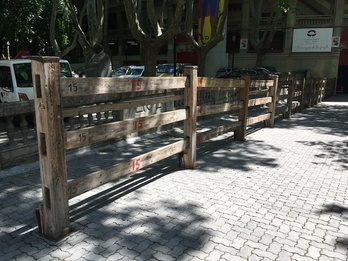 La instalación del vallado del encierro ha comenzado por el tramo del callejón de la plaza de toros.