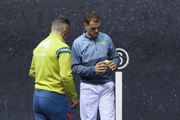 Unai Laso, durante la elección de material de las semifinales.
