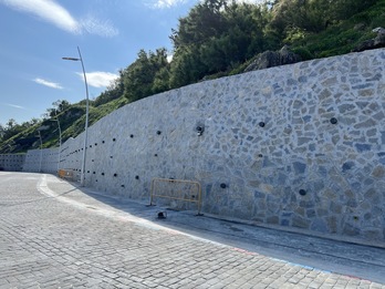 Las obras han reforzado el muro para sujetar mejor la ladera del monte Urgull.
