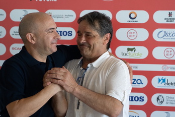 Miguel Hernández y Tatono Agirre se abrazan durante la presentación del primero.
