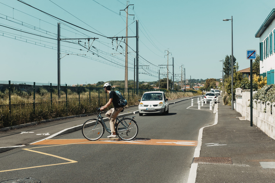La piste s’arrête et laisse place à un trottoir. Il faut traverser la route pour retrouver la piste cyclable. Un manque de continuité récurrent pour les cyclistes.