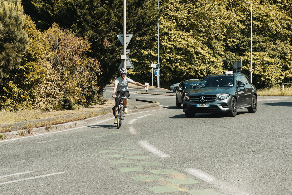 7 Rond Point d’Aritxague :  "L’exemple à ne pas suivre : les automobilistes mettent les cyclistes sous pression. La solution serait un rond point à la hollandaise, en déportant la piste au-delà" expliquent les membres de Txirrindola. 