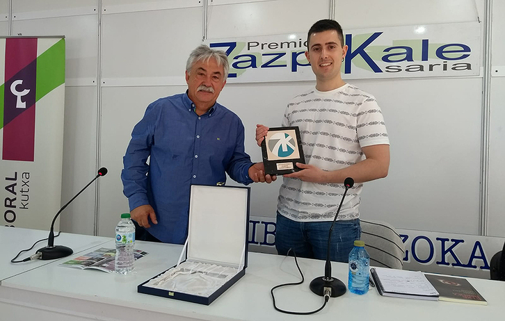 Asier Muniategik, azokaren koordinatzaileak, saria eman dio Andoni Agirrezabali.